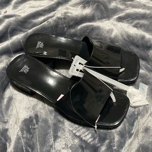 🦋NWT Black minimalist chunky heeled slip on sandals!